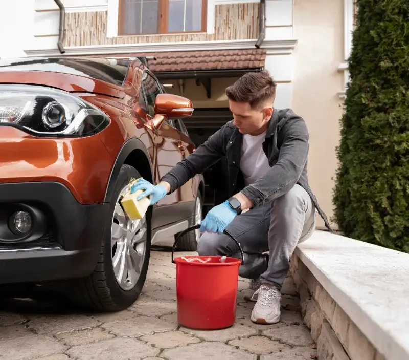 Lavage auto à domicile Bézaudun-les-Alpes : professionnel intervenant sur un véhicule